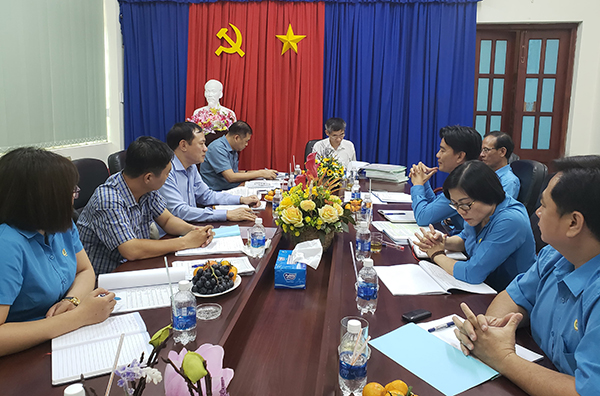 Quang cảnh buổi làm việc của Phó chủ tịch Tổng Liên đoàn Lao động (LĐLĐ) Việt Nam Trần Văn Thuật với LĐLĐ tỉnh và trường Trung cấp kinh tế - kỹ thuật số 2