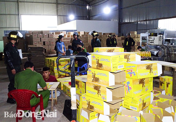Lực lượng Cảnh sát kinh tế và Cảnh sát cơ động Công an tỉnh “đột kích” kiểm tra một cơ sở nghi làm giả thương hiệu nước giải khát Number 1 ở TP.Biên Hòa. Ảnh: T.Danh