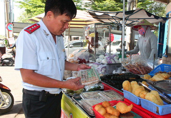 Kiểm tra an toàn vệ sinh thực phẩm tại một cơ sở kinh doanh thực phẩm ở TP.Biên Hòa (ảnh tư liệu)