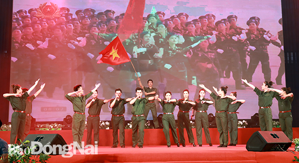 Tiết mục văn nghệ chào mừng tại lễ kỷ niệm 75 năm Ngày Quân đội nhân dân Việt Nam
