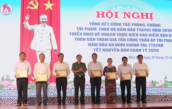 Thượng tá Nguyễn Xuân Thao, Phó giám đốc Công an tỉnh trao Kỷ niệm chương vì sự nghiệp bảo vệ an ninh tổ quốc của Bộ Công an cho các cá nhân. 