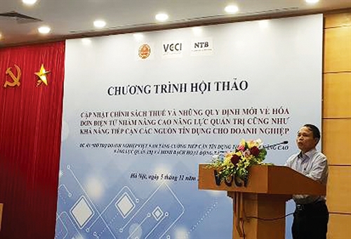 VCCI Vice Chairman Hoang Quang Phong delivers a speech at conference on new tax policies and e-invoice regulations on November 5__Photo: Internet