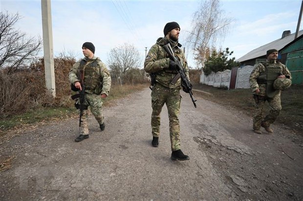 Binh sỹ Ukraine tuần tra tại làng Katerynivka, vùng Lugansk, miền Đông Ukraine ngày 2-11-2019. (Nguồn: AFP/TTXVN)