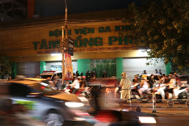 Police surround Tâm Hồng Phước Hospital to arrest 14 people for causing public disorder. — VNA/VNS Photo Sỹ Tuyên