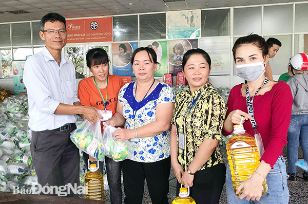 Presenting Tet gifts for laborers