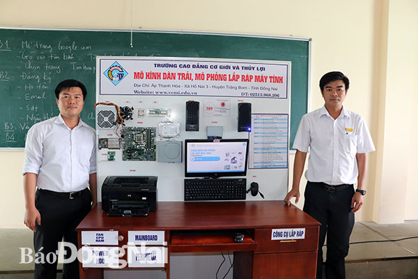 Nhóm tác giả Phạm Thế Phong, Trương Anh Tuấn bên Mô hình dàn trải, mô phỏng lắp ráp máy tính. Ảnh: T.Vi