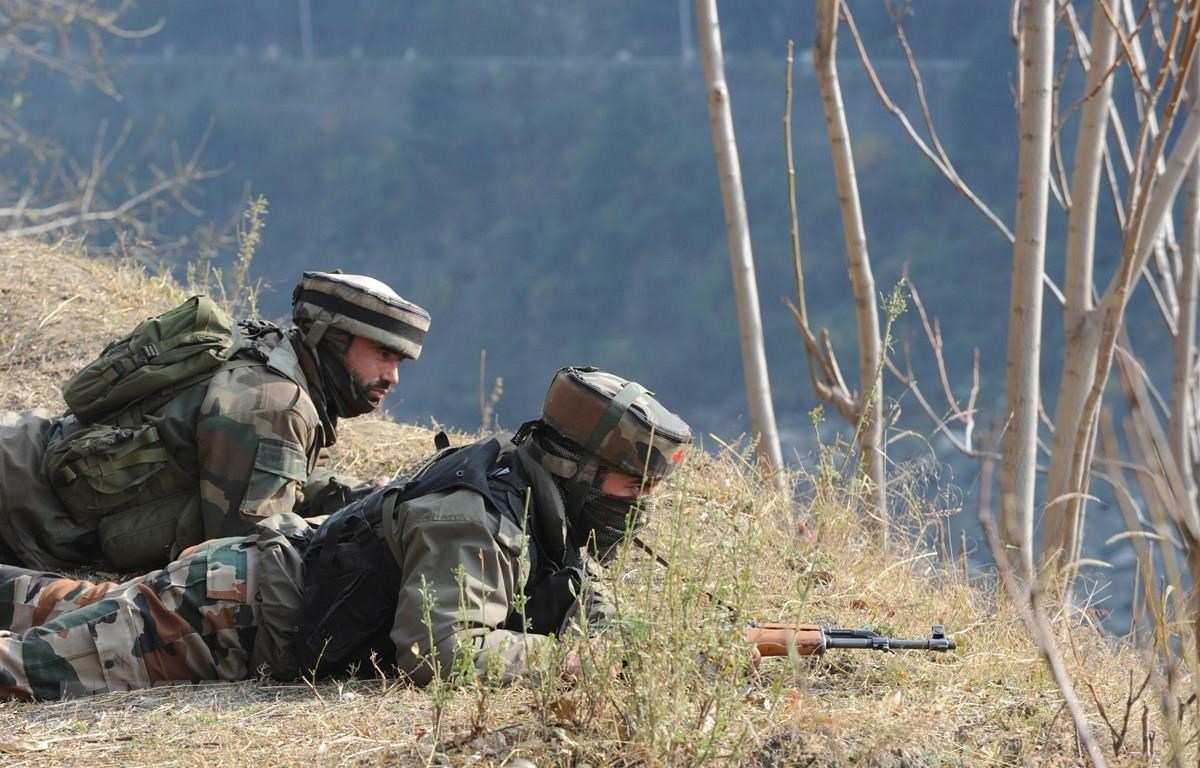 Lực lượng an ninh Ấn Độ gác tại khu vực biên giới Ấn Độ- Pakistan. (Ảnh:AFP/TTXVN)