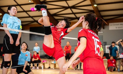 Vietnamese athletes (red) compete in the Shuttlecock World Championships 2019 held in August in France. Photo courtesy of France Plumfoot.