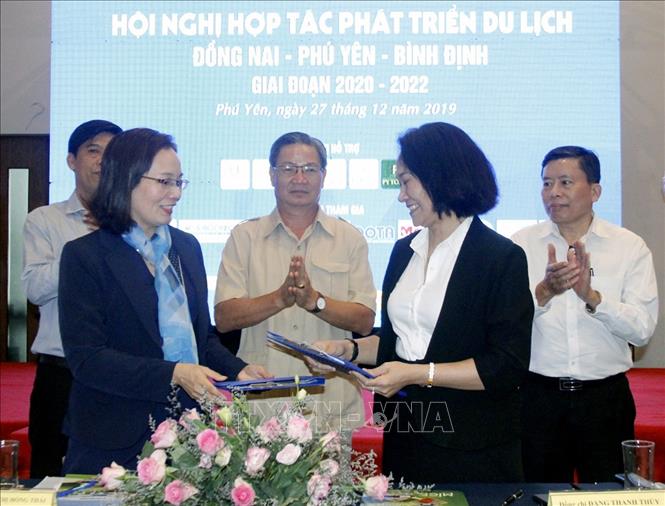  Trong ảnh: Đại diện tỉnh Phú Yên (bên trái) và đại diện tỉnh Đồng Nai ký kết hợp tác phát triển du lịch. Ảnh: Xuân Triệu - TTXVN   Trong ảnh: Đại diện tỉnh Phú Yên (bên trái) và đại diện tỉnh Đồng Nai ký kết hợp tác phát triển du lịch. Ảnh: Xuân Triệu - TTXVN