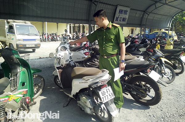 Chiếc xe máy hiệu Honda Vision màu trắng là phương tiện các đối tượng sử dụng trong các vụ cướp giật tài sản bị Công an TP.Biên Hòa thu giữ