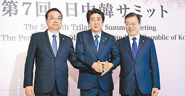 Thủ tướng Trung Quốc Lý Khắc Cường, Thủ tướng Nhật Bản Shinzo Abe và Tổng thống Hàn Quốc Moon Jae In.(Nguồn: ejinsight.com)