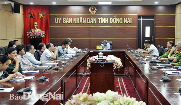Phó chủ tịch UBND tỉnh Nguyễn Quốc Hùng và đại diện các sở, ngành, đơn vị tại điểm cầu Đồng Nai