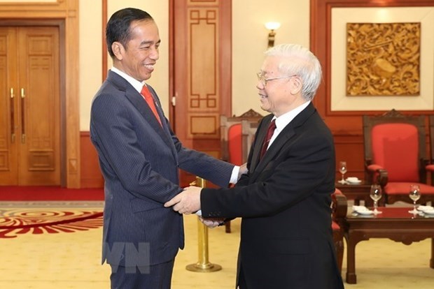 Party General Secretary Nguyen Phu Trong (R) welcomes Indonesian President Joko Widodo in September 2018.
