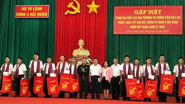 Tet gifts presented to soldiers at the Naval Region 5. (Photo: NDO)