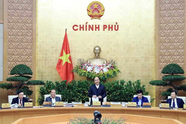 Prime Minister Nguyen Xuan Phuc (standing) speaks at the meeting.
