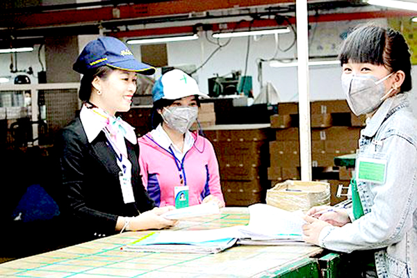 Cán bộ Công đoàn cơ sở Công ty Advanced Multitech Việt Nam (huyện Nhơn Trạch) thăm hỏi công nhân tại xưởng sản xuất