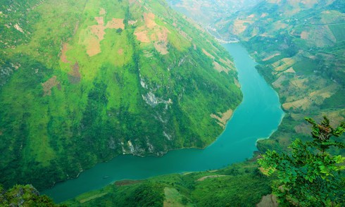 The Ma Pi Leng Pass in Ha Giang Province and the Nho Que River flowing through the valley. The pass is said to be one of the toughest passes to negotiate in Vietnam. Photo by VnExpress/Hachi8.