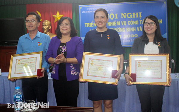 Phó chủ tịch UBND tỉnh Nguyễn Hòa Hiệp trao kỷ niệm chương vì sự nghiệp ngành Lao động thương binh và xã hội cho các cá nhân tiêu biểu