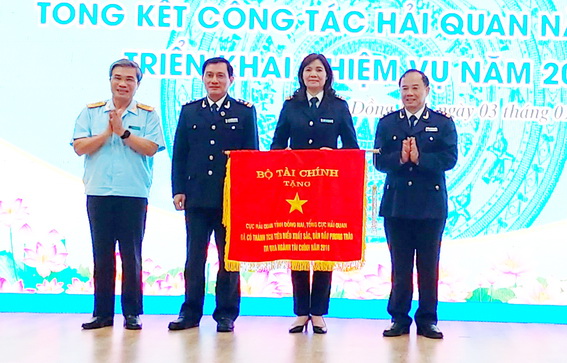 Bộ Tài chính tặng cờ cho Cục Hải quan Đồng Nai