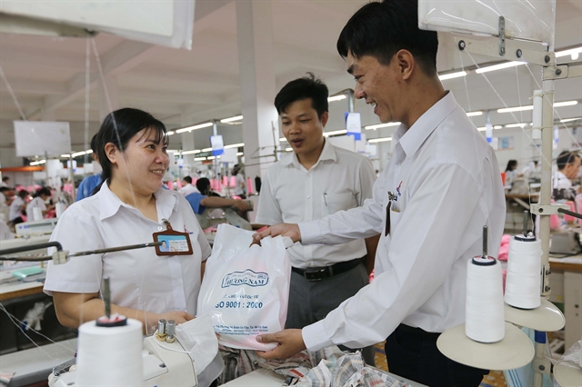 Representatives of the board and trade union of the Phương Nam Garment Trading Import Export Joint Stock Company give gifts to company workers with financial difficulties. VNA/VNS.Photo Thanh Vũ