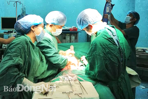 Các bác sĩ tiến hành mổ cho bệnh nhân Minh (Ảnh: Bệnh viện cung cấp)
