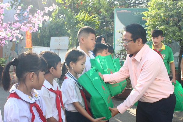 Ông Trương Hải Thi, Phó giám đốc Nhà thiếu nhi tỉnh tặng quà cho các em học sinh có hoàn cảnh khó khăn