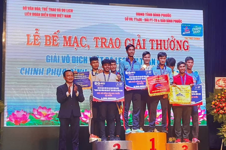 Dong Nai wins 3rd prize in Ba Ra mountain-climbing tournament
