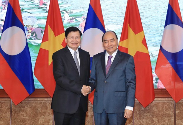 Prime Minister Nguyen Xuan Phuc (R) and Lao Prime Minister Thongloun Sisoulith.