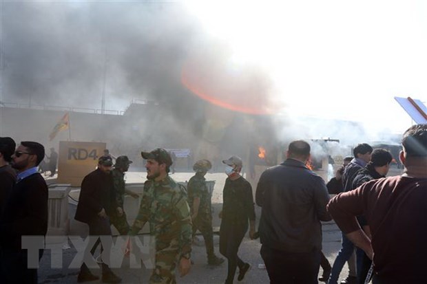 Người biểu tình phóng hỏa bốt gác bên ngoài Đại sứ quán Mỹ ở Baghdad, Iraq ngày 31-12-2019. (Ảnh: THX/TTXVN)