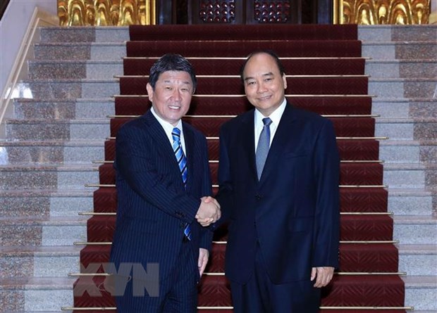 Prime Minister Nguyen Xuan Phuc (R) and Japanese Minister for Foreign Affairs Motegi Toshimitsu.