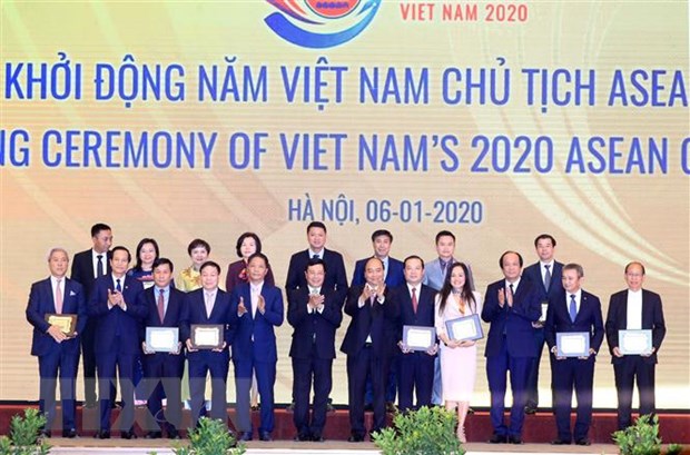  Thủ tướng Nguyễn Xuân Phúc, Chủ tịch ASEAN và các nhà tài trợ trong năm Việt Nam làm Chủ tịch ASEAN 2020. (Ảnh: Thống Nhất/TTXVN)