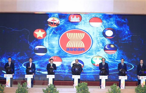  Thủ tướng Nguyễn Xuân Phúc, Chủ tịch ASEAN 2020, và các đại biểu thực hiện nghi thức khởi động Năm Chủ tịch ASEAN 2020. (Ảnh: Thống Nhất/TTXVN)