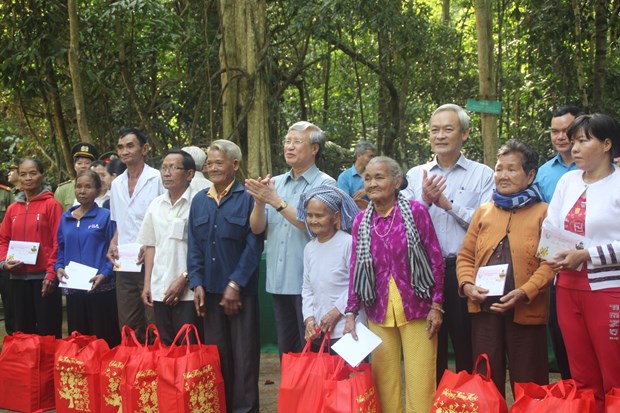 Politburo member and standing member of the Party Central Committee's Secretariat Tran Quoc Vuong (C) visit poor people in Dong Nai province (Photo: VNA)