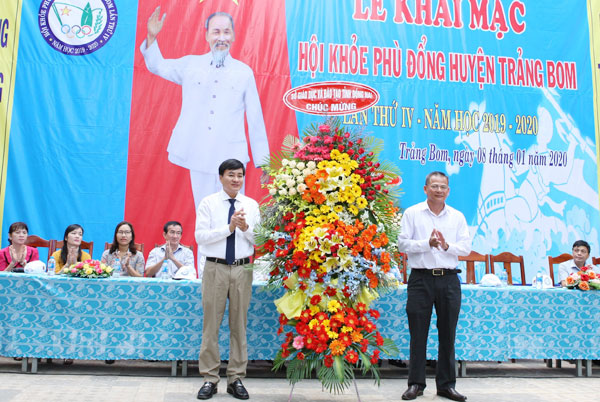 Phó giám đốc Sở GD-ĐT, Trưởng ban tổ chức HKPĐ tỉnh Võ Ngọc Thạch tặng lẵng hoa chúc mừng