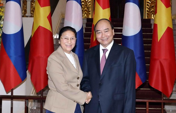 Prime Minister Nguyen Xuan Phuc (R) and Chairwoman of the Lao National Assembly Pany Yathotou.