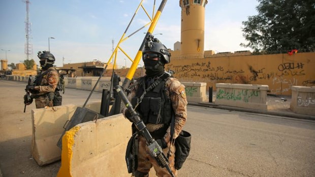 Binh sỹ Iraq đứng gác phía trước Tòa Đại sứ quán Mỹ ở Baghdad, ngày 2-1. (Nguồn: Getty Images)