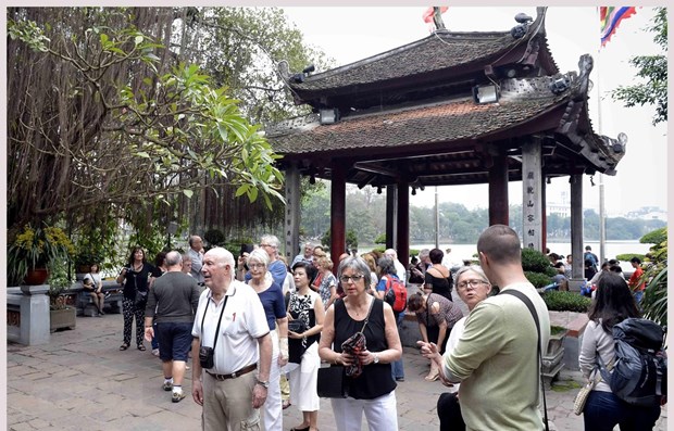 Tourists visits One Pillar Pagoda in Hanoi (Photo: VNA)