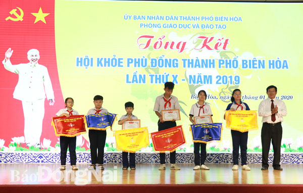 Ông Võ Văn Minh, Trưởng phòng GD-ĐT, Phó ban chỉ đạo HKPĐ thành phố Biên Hòa trao cờ cho các đơn vị dẫn đầu toàn đoàn khối tiểu học, THCS