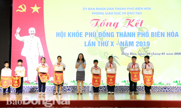 Ban tổ chức trao giải cho các em học sinh đoạt giải cao tại HKPĐ TP. Biên Hòa