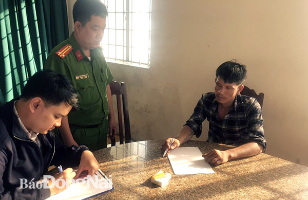 Công an phường Long Bình Tân làm việc với Tuấn sau khi bị bắt