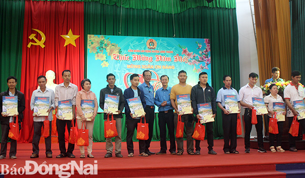  Phó chủ tịch thường trực Liên đoàn Lao động tỉnh Nông Văn Dũng trao quà cho đoàn viên, người lao động có hoàn cảnh khó khăn tại chương trình Tết sum vầy huyện Long Thành