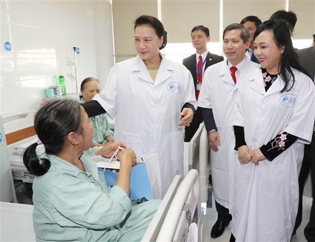 National Assembly Chairwoman Nguyen Thi Kim Ngan visits patients receiving treatment at the Central Traditional Medicine Hospital in 2019. (Photo: VNA)