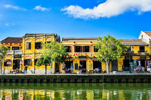 Foreign tourists are seen along the bank of Hoai River in Hoi An. Photo by Shutterstock/Minh Minh.