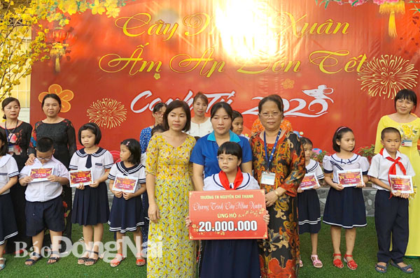 2.Em Nguyễn Thị Phương Anh, học sinh lớp 3/6 chuẩn bị mổ tim bẩm sinh được nhận số tiền 20 triệu đồng