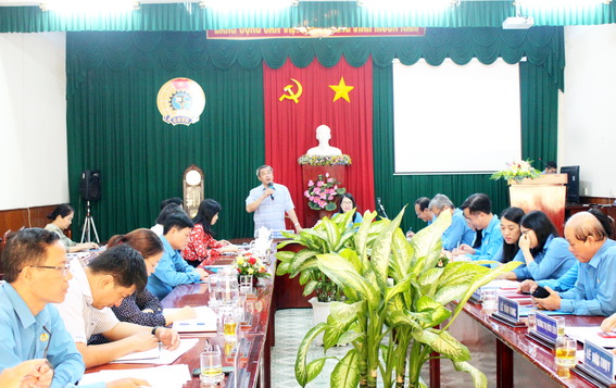 Ủy viên Ban TVTU, Trưởng ban Dân vận Tỉnh ủy Huỳnh Văn Hồng phát biểu tại hội nghị