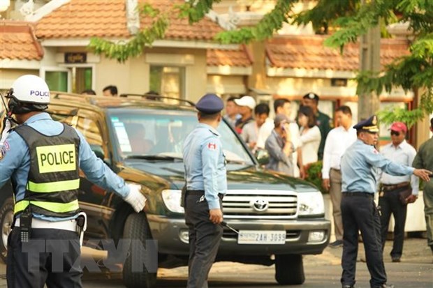 Xe chở Kem Sokha và các luật sư bào chữa có mặt tại Tòa án thành phố Phnom Penh. (Ảnh: Nguyễn Vũ Hùng/TTXVN)