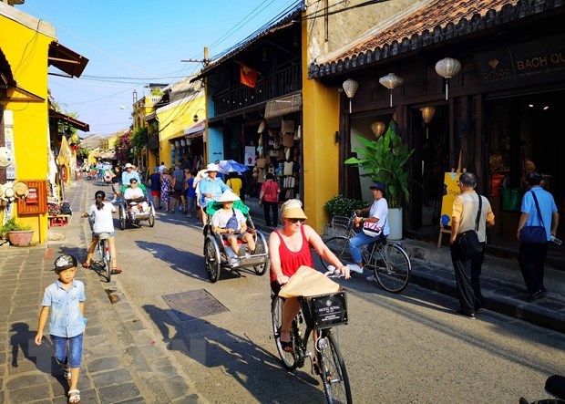 Foreign tourists visit Hoi An ancient city in Vietnam's central province of Quang Nam (Photo: VNA)