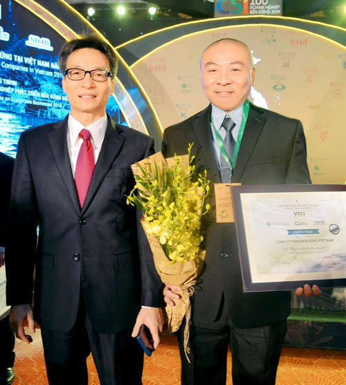 Phó Thủ tướng Chính phủ Vũ Đức Đam chúc mừng lãnh đạo Công ty Pousung được tôn vinh là Doanh nghiệp phát triển bền vững tại Việt Nam.
