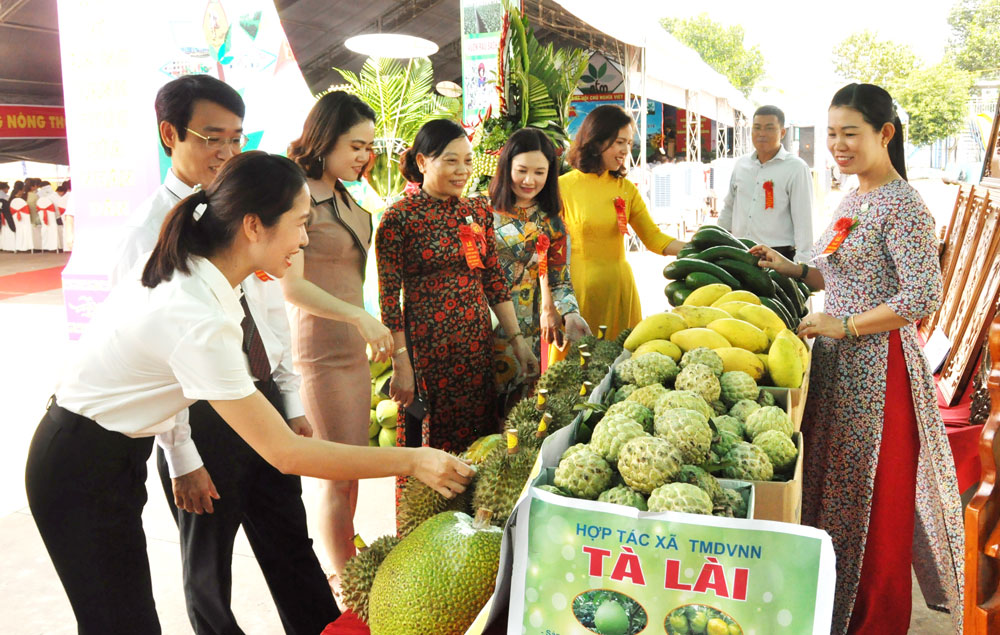 Các đại biểu tham quan gian hàng các loại trái cây đặc sản của huyện Tân Phú