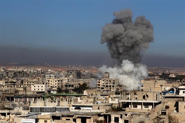 Khói bốc lên sau một cuộc không kích ở quận Maaret al-Numan, tỉnh Idlib, Syria. (Ảnh: AFP/TTXVN)